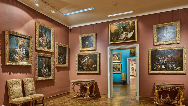 Museum im Schottenstift, © P. Christoph Merth Ein Raum im Museum mit Gemälden an den Wänden und antiken Möbeln.