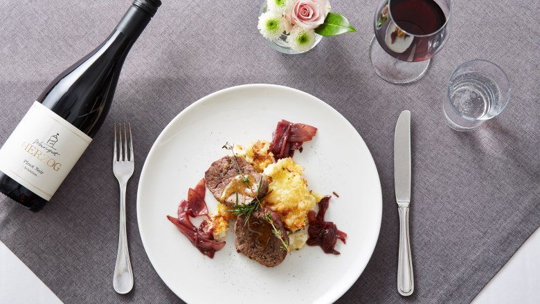 Gebratene Rinderfiletscheiben mit Feigensenf glaciert, Käsenockerl und Balsamico - Zwiebeln, © Weinland Thermenregion/Daniel Nuderscher Gebratene Rinderfiletscheiben mit Feigensenf glaciert, Käsenockerl und Balsamico - Zwiebeln, © Weinland Thermenregion/Daniel Nuderscher