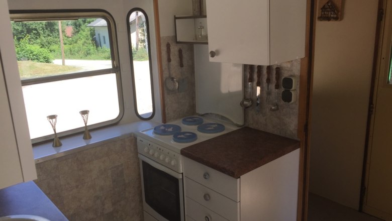 Kleine Kochmöglichkeit mit E-Herd in der Küche des 100 Jahre alten Gepäckwagens, © M. Schorn Kleine Kochmöglichkeit mit E-Herd in der Küche des 100 Jahre alten Gepäckwagens, © M. Schorn