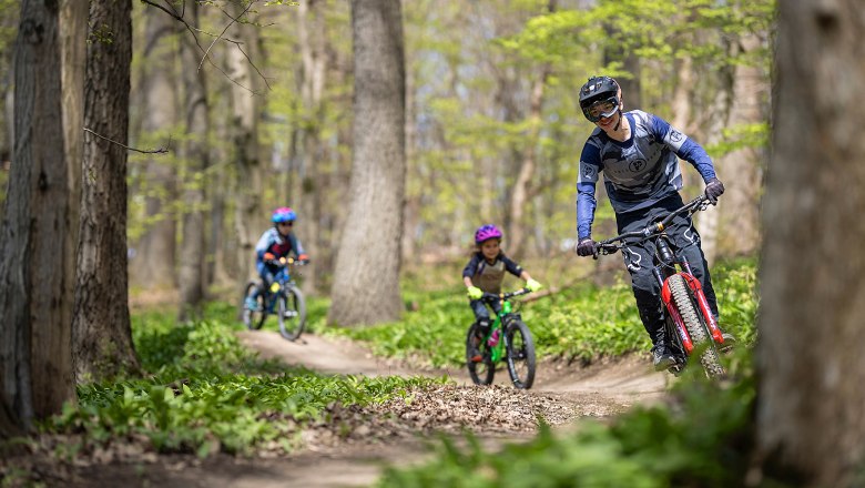 MTB Trailcenter Wien, © Trailcenter Wien Drei Mountainbiker fahren auf einem Waldweg.