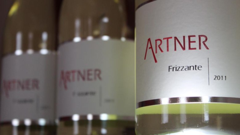 Weinflaschen, © Weingut Artner Nahaufnahme von Weinflaschen mit dem Etikett 'Artner Frizzante 2011'.