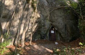 Der Eingang zur Merkensteiner Höhle ist heute durch eine Eisentür verschlossen, © ARDIG Der Eingang zur Merkensteiner Höhle ist heute durch eine Eisentür verschlossen, © ARDIG