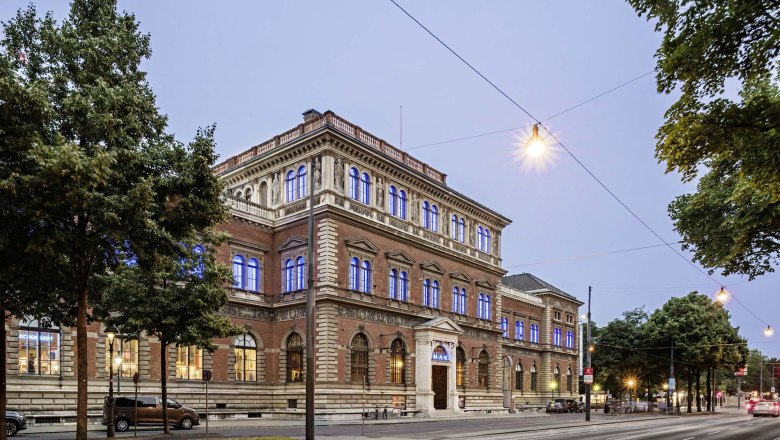 MAK - Museum für angewandte Kunst, © MAK/Hertha Hurnaus Historisches Gebäude des MAK in Wien bei Dämmerung.