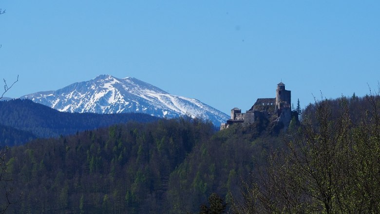 View of the Araburg and the Schneeberg in spring, © Kaumberg/Radinger Doris View of the Araburg and the Schneeberg in spring, © Kaumberg/Radinger Doris