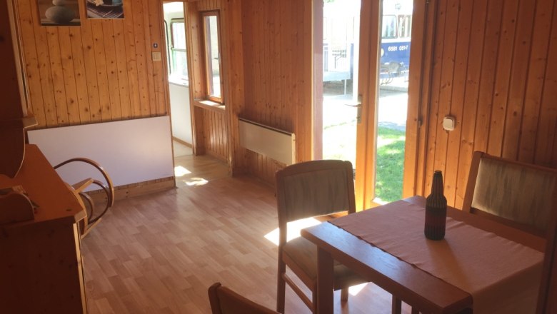 Geschmackvoll dekorierte Stube im 100 Jahre alten Gepäckwagen, © M. Schorn Geschmackvoll dekorierte Stube im 100 Jahre alten Gepäckwagen, © M. Schorn