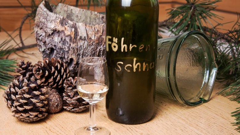 Föhrenschnaps, © Familie Zigeuner Föhrenschnaps, © Familie Zigeuner