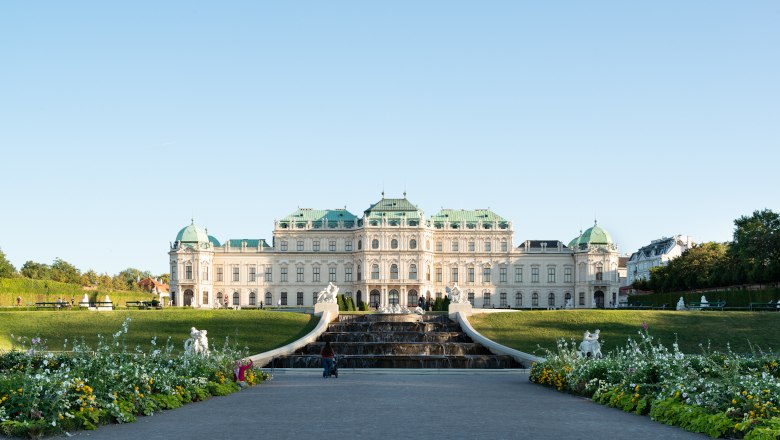 Oberes Belvedere, © Belvedere/Lukas Schaller Das Obere Belvedere in Wien mit gepflegten Gärten und einem Brunnen im Vordergrund.