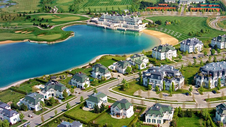 Oberwaltersdorf, © 2009 Fontana Sportveranstaltungs GmbH Luftaufnahme von Oberwaltersdorf mit einem See, umgeben von Villen und einem Golfplatz.