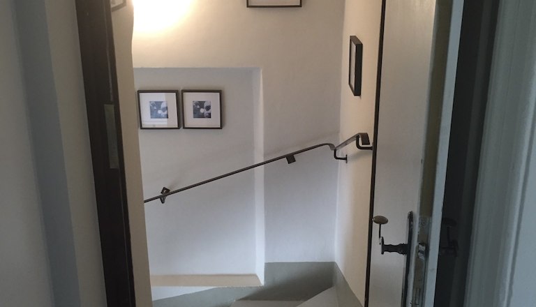 Verspieltes Treppenhaus zur ehemaligen Bahnwärterwohnung, © M. Schorn Verspieltes Treppenhaus zur ehemaligen Bahnwärterwohnung, © M. Schorn