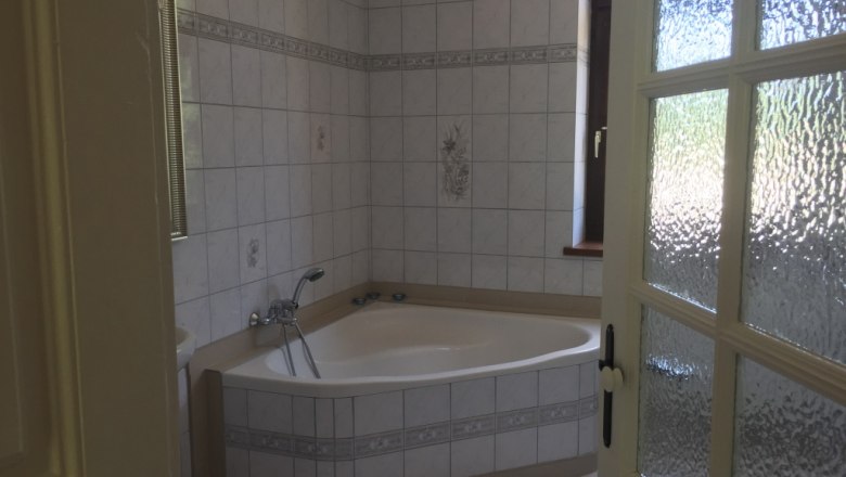 Große Eckbadewanne in der ehemaligen Bahnwärterwohnung, © M. Schorn Große Eckbadewanne in der ehemaligen Bahnwärterwohnung, © M. Schorn