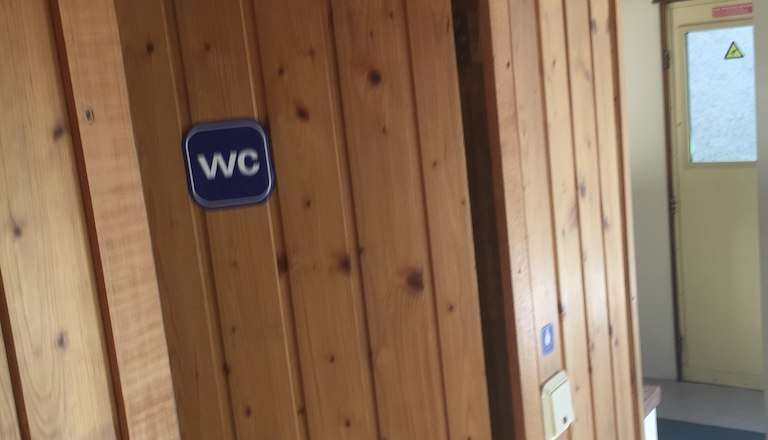 Blick Richtung WC im 100 Jahre alten Gepäckwagen, © M. Schorn Blick Richtung WC im 100 Jahre alten Gepäckwagen, © M. Schorn