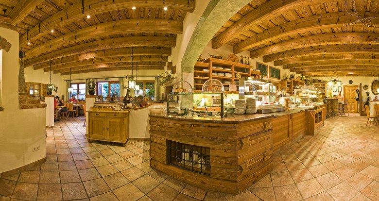 Wine tavern, © Weingut Aumann Interior view of a cozy wine tavern with wooden beam ceiling and rustic furnishings.