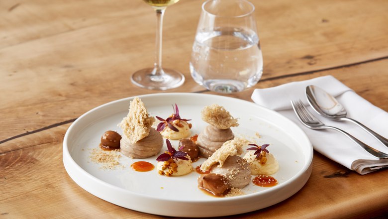 Maroni-Schoko-Mousse mit Sanddorn, © Weinland Thermenregion/Daniel Nuderscher Maroni-Schoko-Mousse mit Sanddorn, © Weinland Thermenregion/Daniel Nuderscher