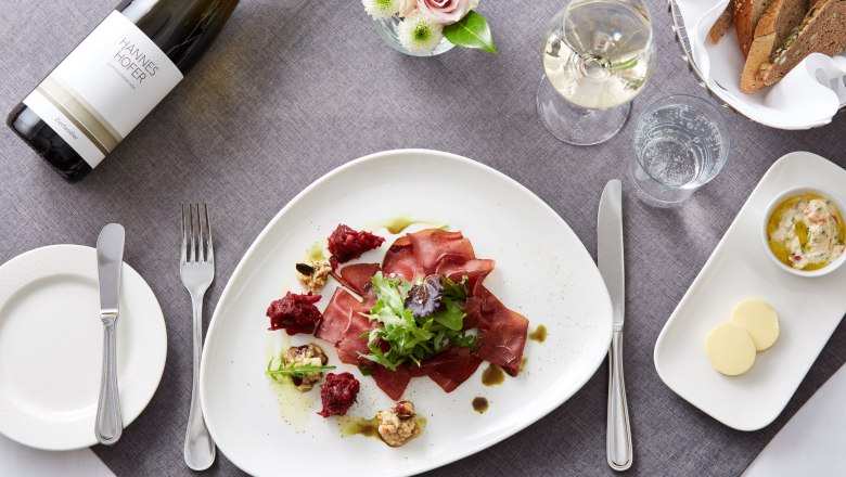 Luftgetrockneter Hirschschinken mit marinierten roten Rüben und Honig, © Weinland Thermenregion/Daniel Nuderscher Luftgetrockneter Hirschschinken mit marinierten roten Rüben und Honig, © Weinland Thermenregion/Daniel Nuderscher