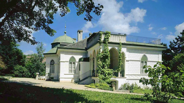 Geymüllerschlössel, © MAK/Gerald Zugmann Das Geymüllerschlössel in einem grünen Garten bei sonnigem Wetter.