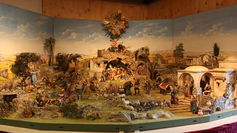 alpenl. Krippe, © Ronny Fras Alpenländische Krippe mit Figuren und Landschaft.