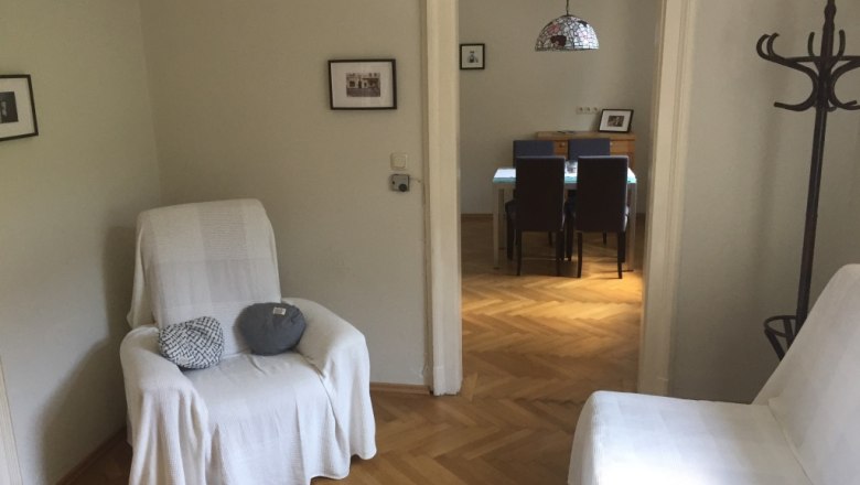 Gemütlicher Lehnsessel in der ehemaligen Bahnwärterwohnung, © M. Schorn Gemütlicher Lehnsessel in der ehemaligen Bahnwärterwohnung, © M. Schorn