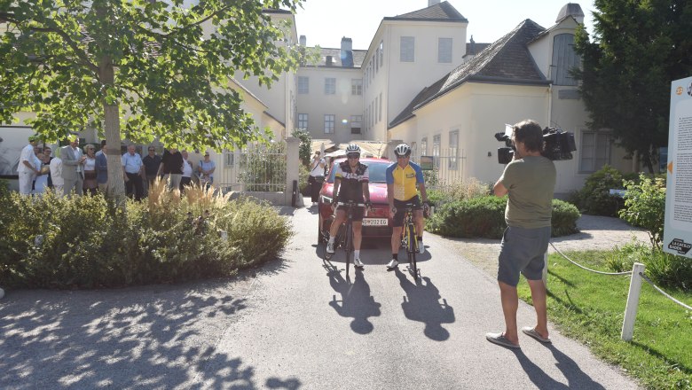 Großes Interesse & lautes Anfeuern beim Start der Radtour, © Wienerwald Tourismus/Sonja Pohl Großes Interesse & lautes Anfeuern beim Start der Radtour, © Wienerwald Tourismus/Sonja Pohl
