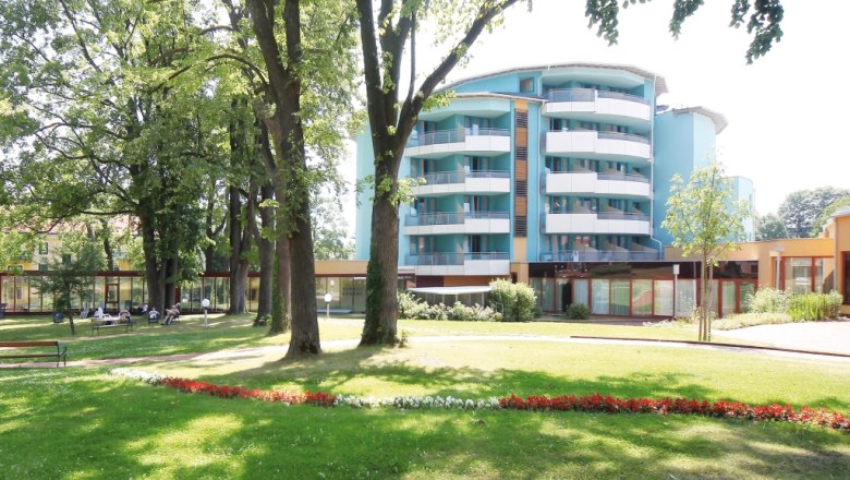 House, © Vivea Modern building with balconies and garden in the foreground.