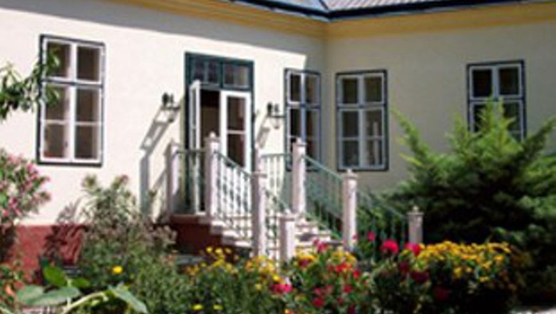 Außenansicht Haus Reindl, © Margarethe Thelen Außenansicht eines Hauses mit Garten und Blumen.
