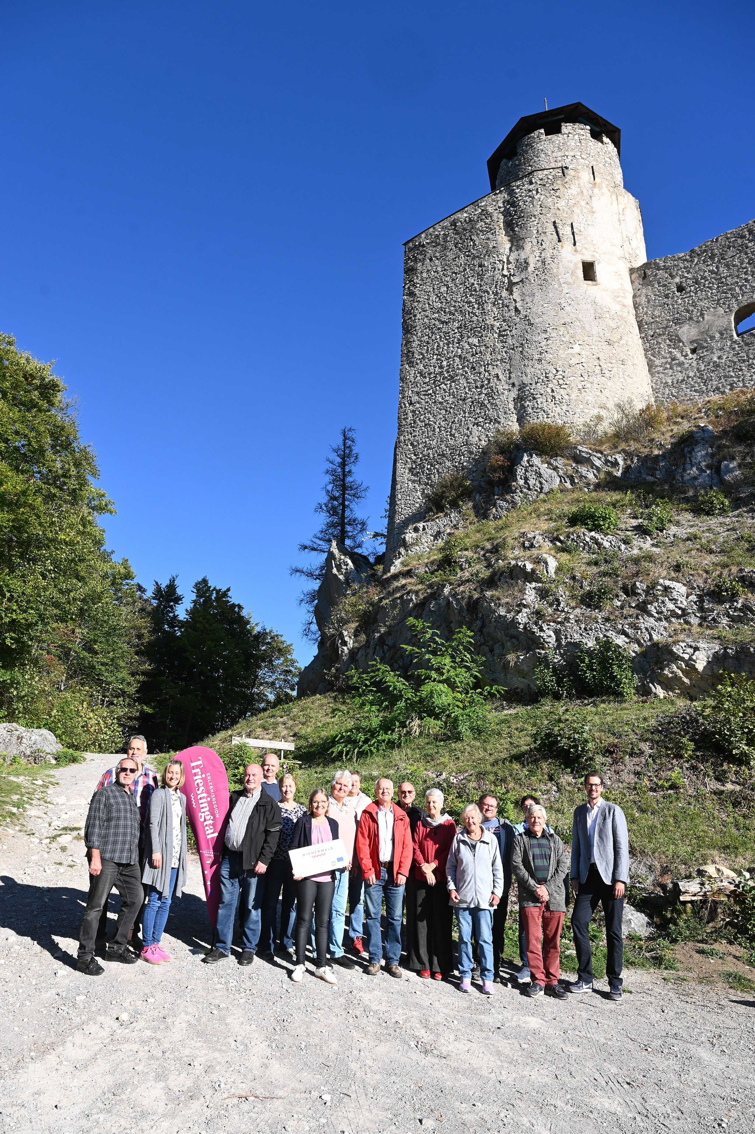 Gruppenfoto der Teilnehmerinnen und Teilnehmer des Tourismuscafés Triestingtal vor der Araburg in Kaumberg.