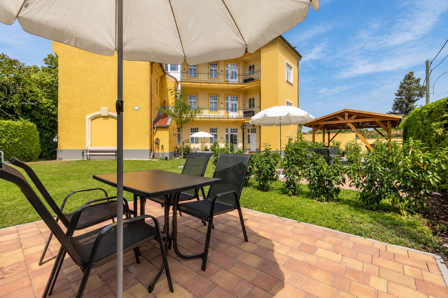 Albizia_Terrasse_Gartenansicht_2_optimiert
