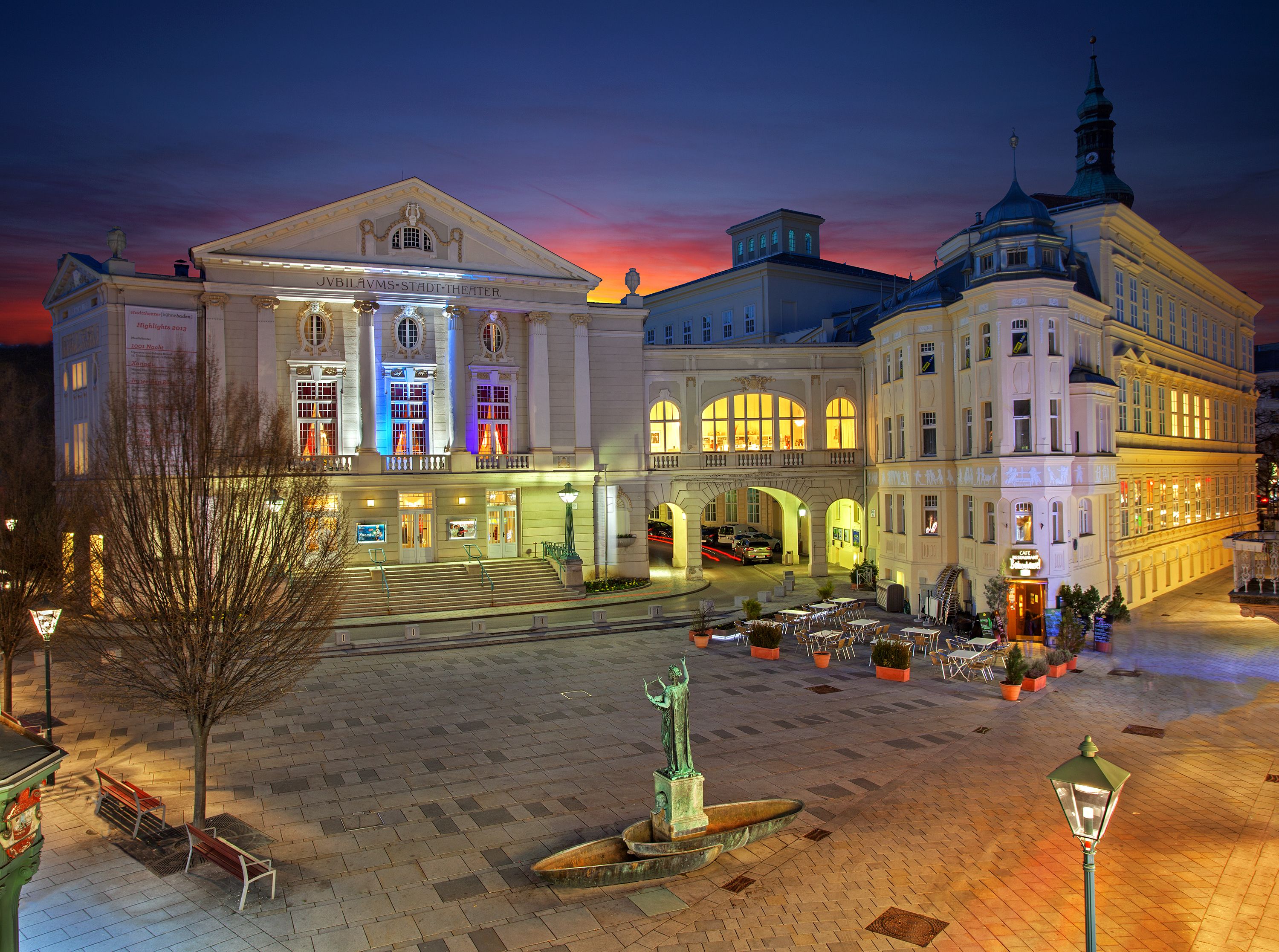 Stadttheater Baden bei Nacht