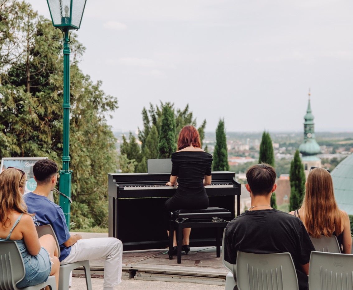 Mondscheinkonzert in Baden bei Wien am Bellevue Platz im städtischen Kurpark.