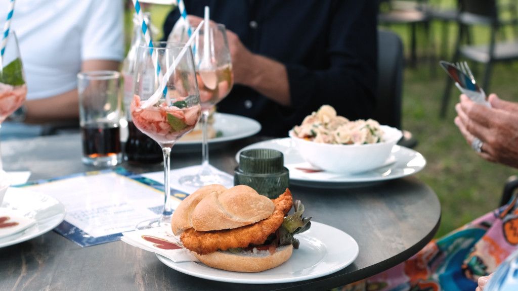 Schmankerl genießen bei der Schlosspark Lounge