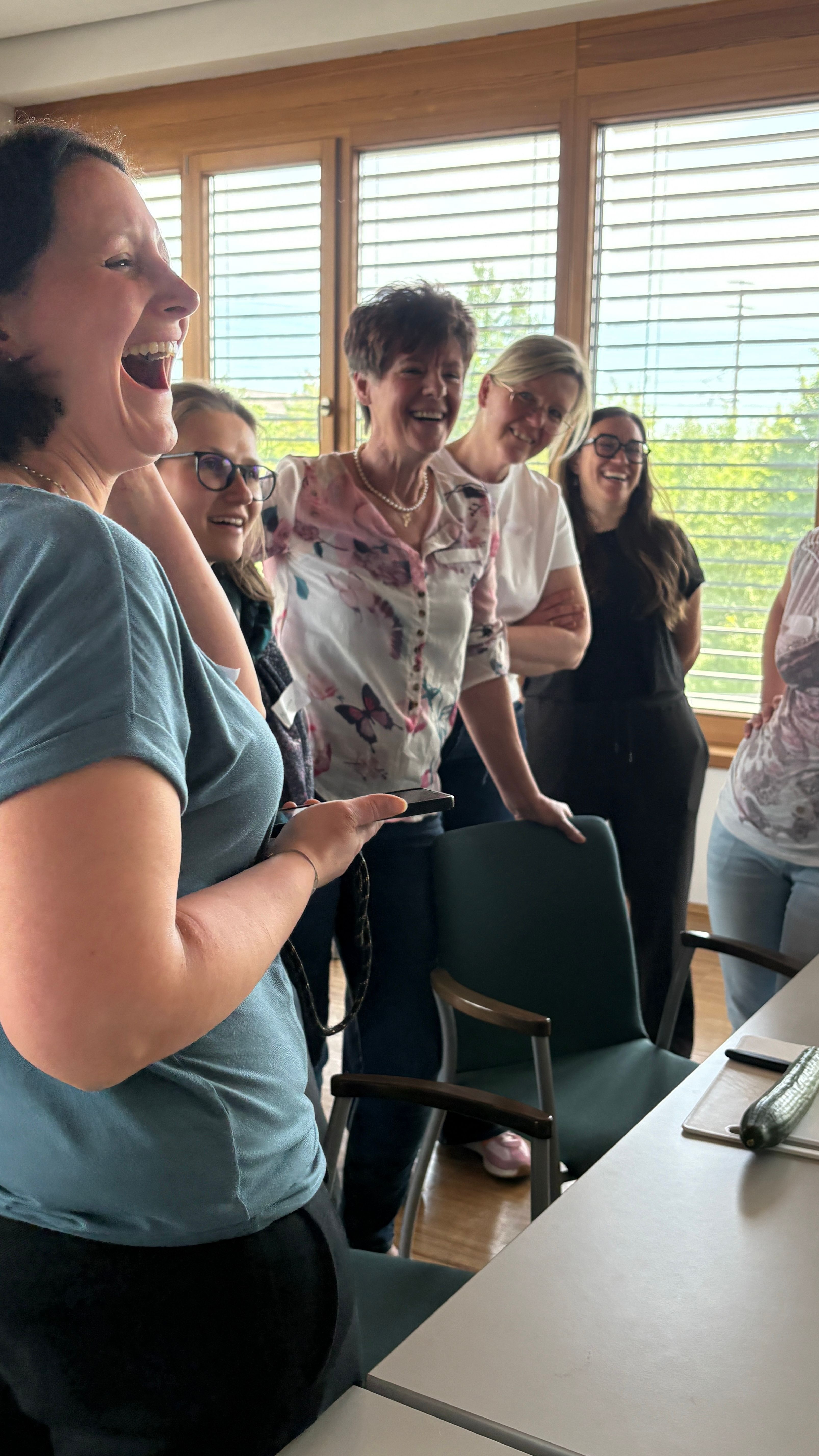 Gruppe von Damen ist in einem Workshop und lächeln sich zu