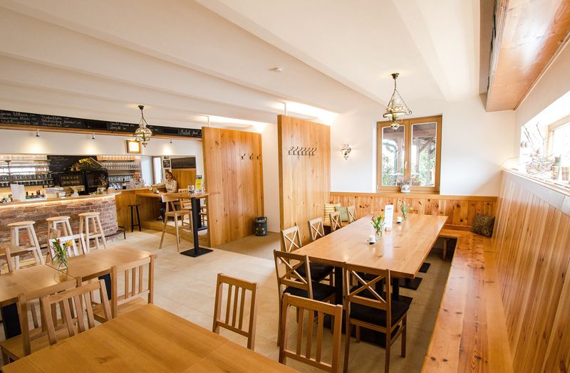Gemütlicher Gastraum mit Holzmöbeln und Bar.