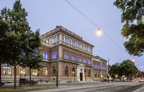Historisches Gebäude des MAK in Wien bei Dämmerung.