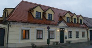 Pension Falknernaus, © Thomas Dobiegala Zweistöckiges Gebäude mit gelber Fassade und rotem Dach.