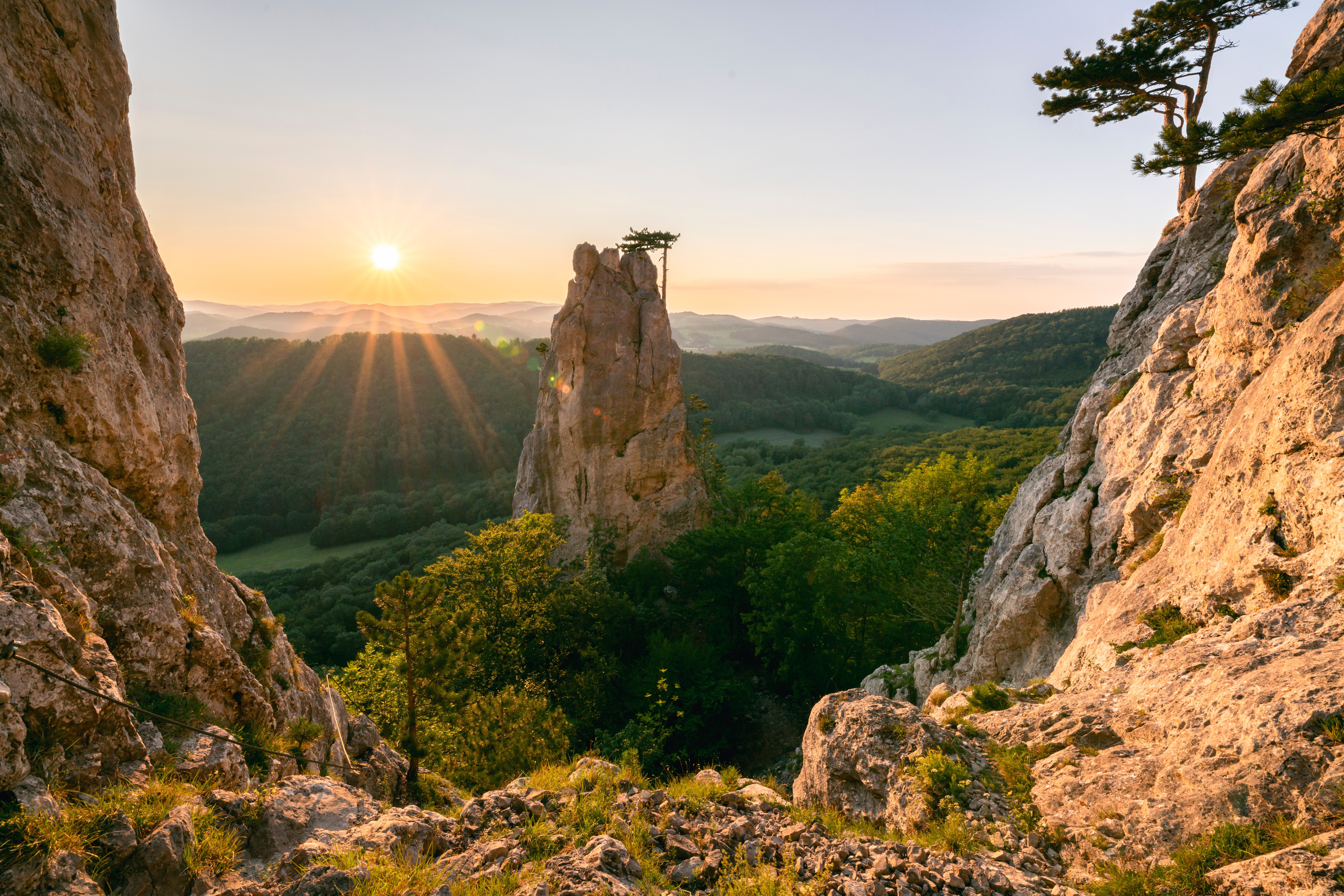 Die sanften Hügel des Wienerwaldes umarmen den majestätischen Peilstein, während die Sonne sanft über den Horizont gleitet. Die frische Bergluft und das sanfte Rascheln der Blätter laden zu einem unvergesslichen Abenteuer in der Natur ein. Hier, wo die Schönheit der Landschaft auf die Ruhe der Berge trifft, wird jeder Schritt zu einem Erlebnis.