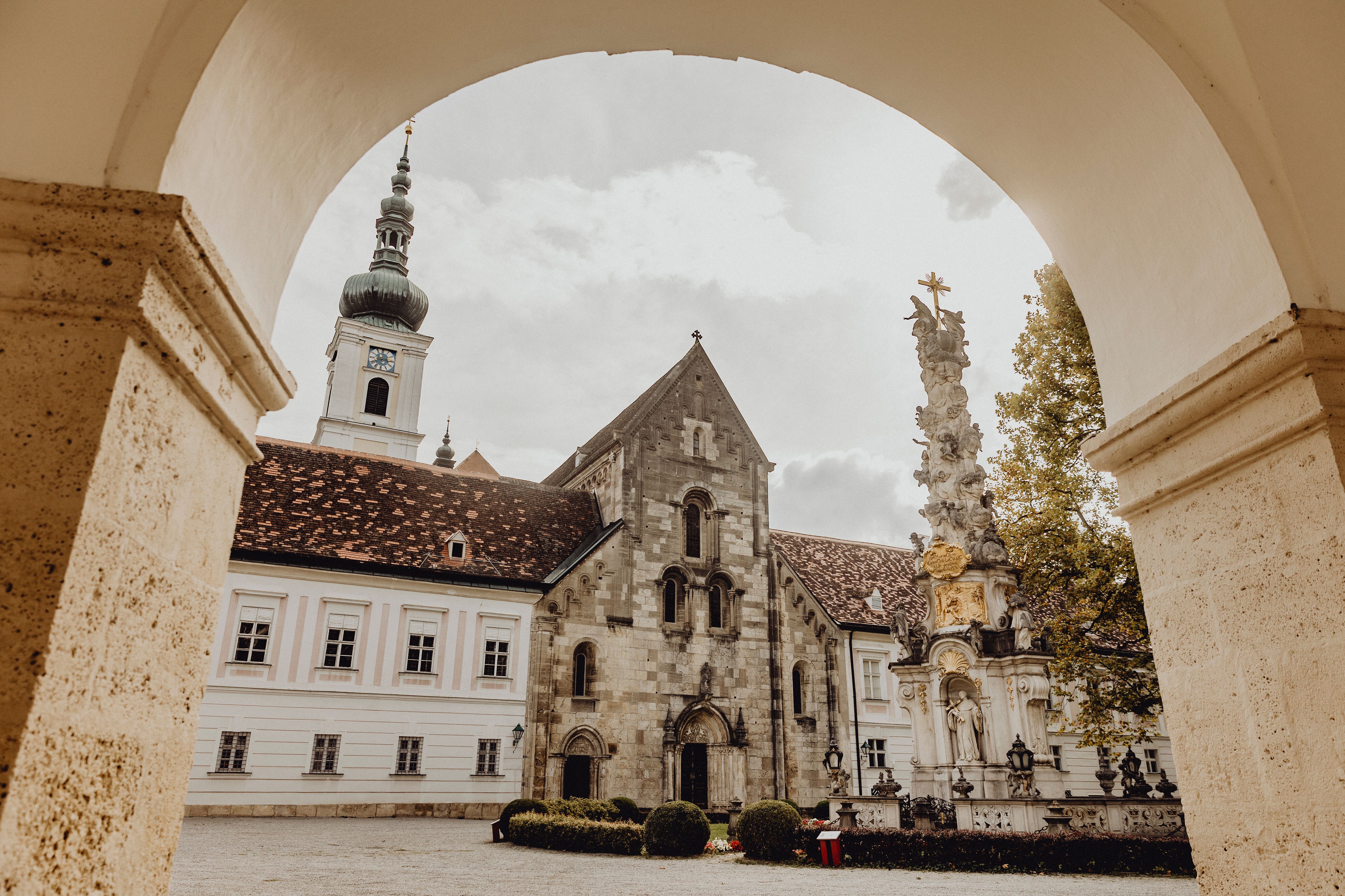 Inmitten der malerischen Kulisse des Wienerwaldes strahlt der Klostergasthof Heiligenkreuz eine einladende Atmosphäre aus. Die historische Architektur und die umgebenden Bäume laden dazu ein, die Ruhe und Schönheit der Natur zu genießen. Hier können Besucher die Seele baumeln lassen und die köstlichen regionalen Spezialitäten der Wirtshauskultur entdecken.