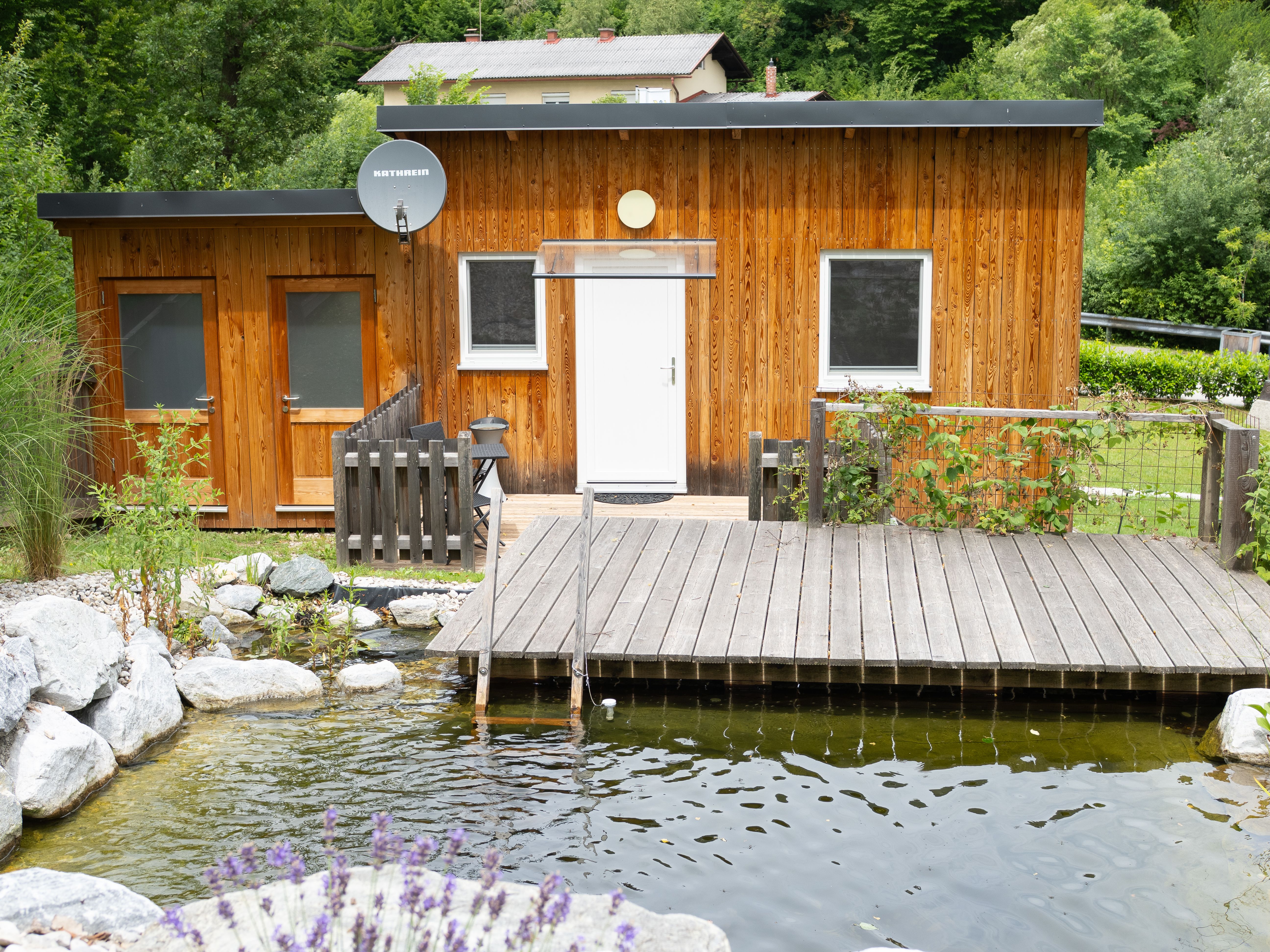 nette Übernachtungsmöglichkeit - kleines eigenständiges Häuschen mit Terrasse und Schwimmteich