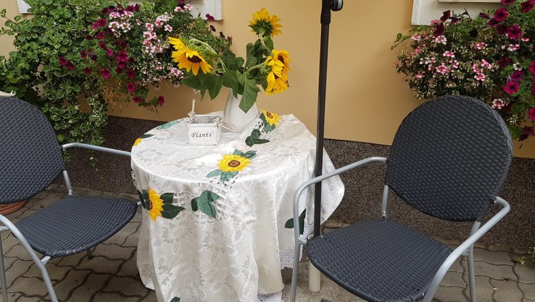 Sitzgelegenheit drau&szlig;en, &copy; Biohof Resch