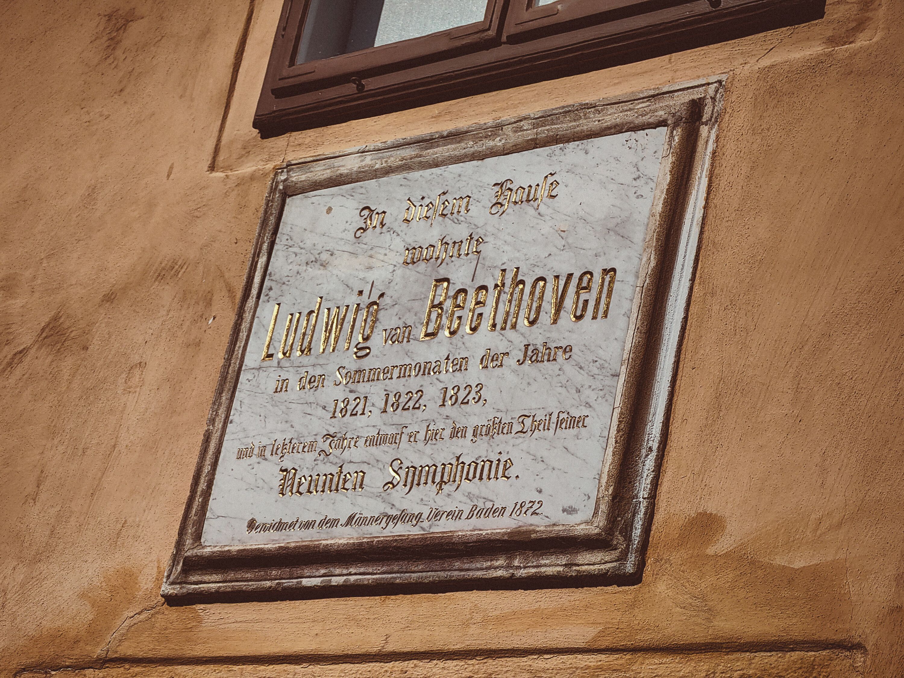 In diesem historischen Gebäude, das einst Ludwig van Beethoven beherbergte, spürt man die kreative Energie vergangener Zeiten. Die Atmosphäre ist durchdrungen von der Musik, die hier entstand, und lädt Besucher ein, in die Welt des Komponisten einzutauchen.