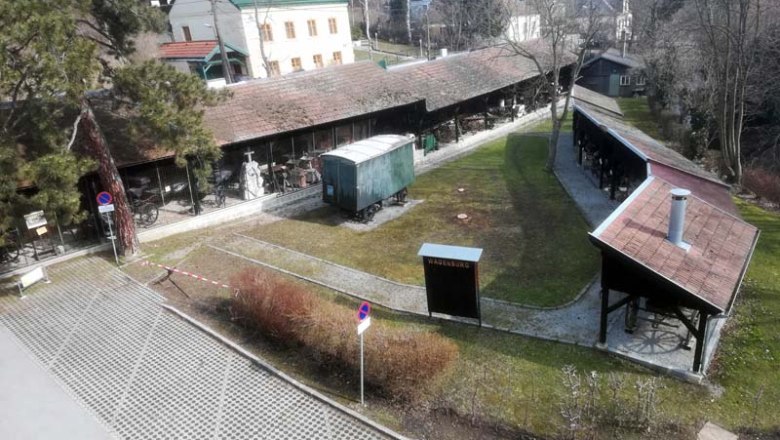 Carriage house, &copy; mk