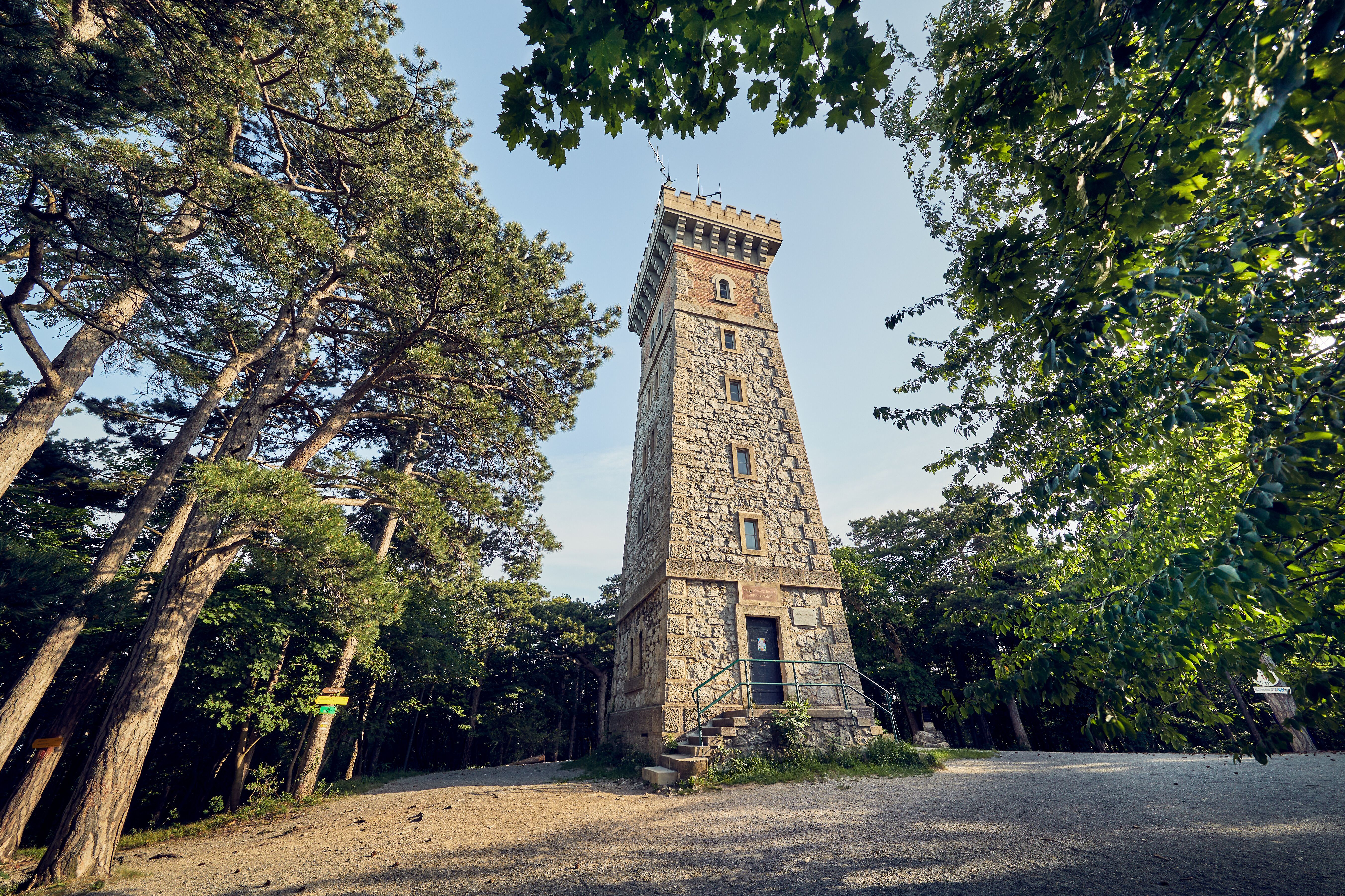 Die majestätische Jubiläumswarte erhebt sich stolz zwischen den grünen Bäumen und bietet einen atemberaubenden Blick auf die umliegende Landschaft. Hier, wo die Natur in voller Pracht erblüht, können Besucher die frische Bergluft genießen und die Ruhe der Umgebung erleben.