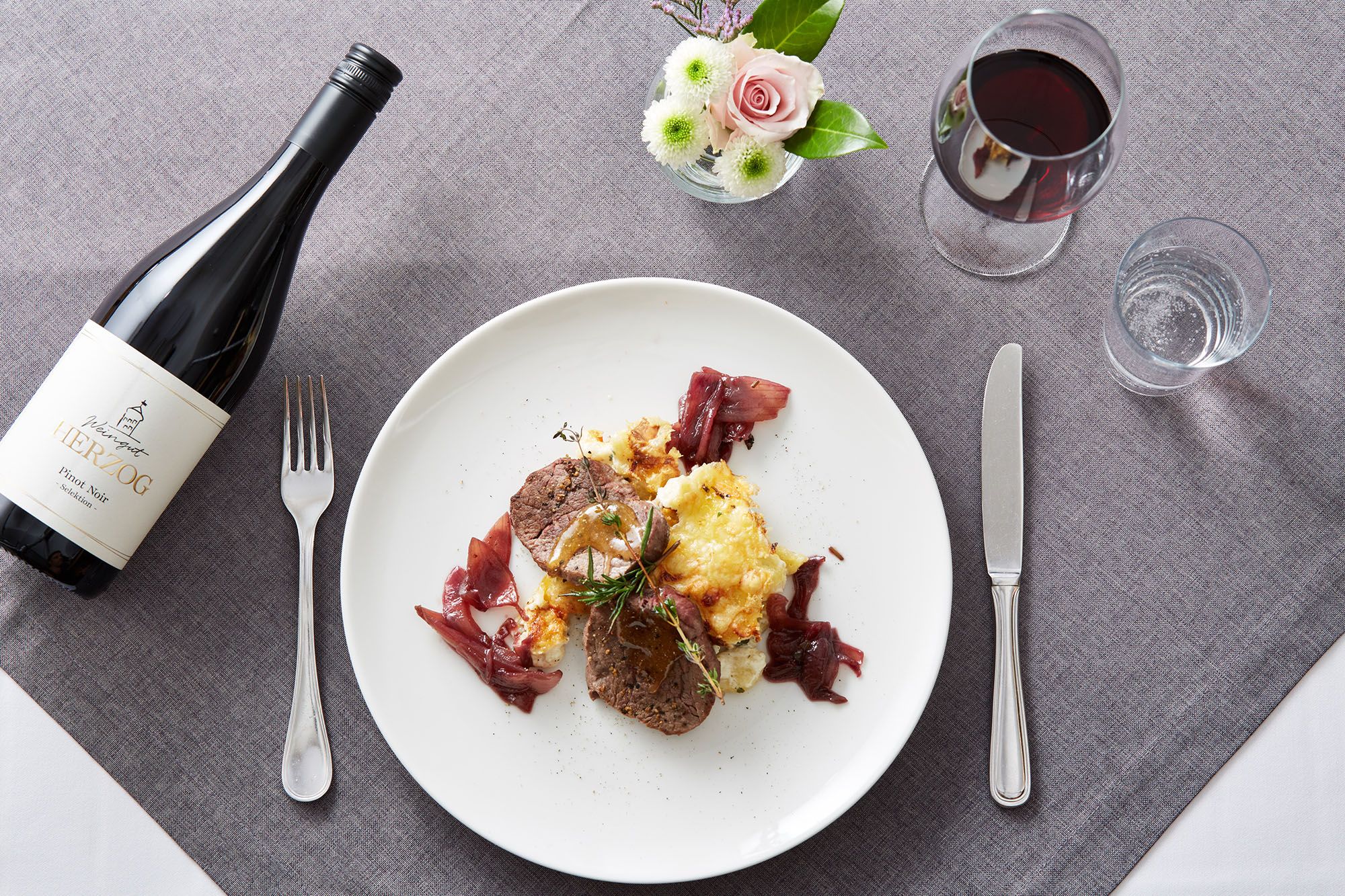 Gebratene Rinderfiletscheiben mit Feigensenf glaciert, Käsenockerl und Balsamico - Zwiebeln