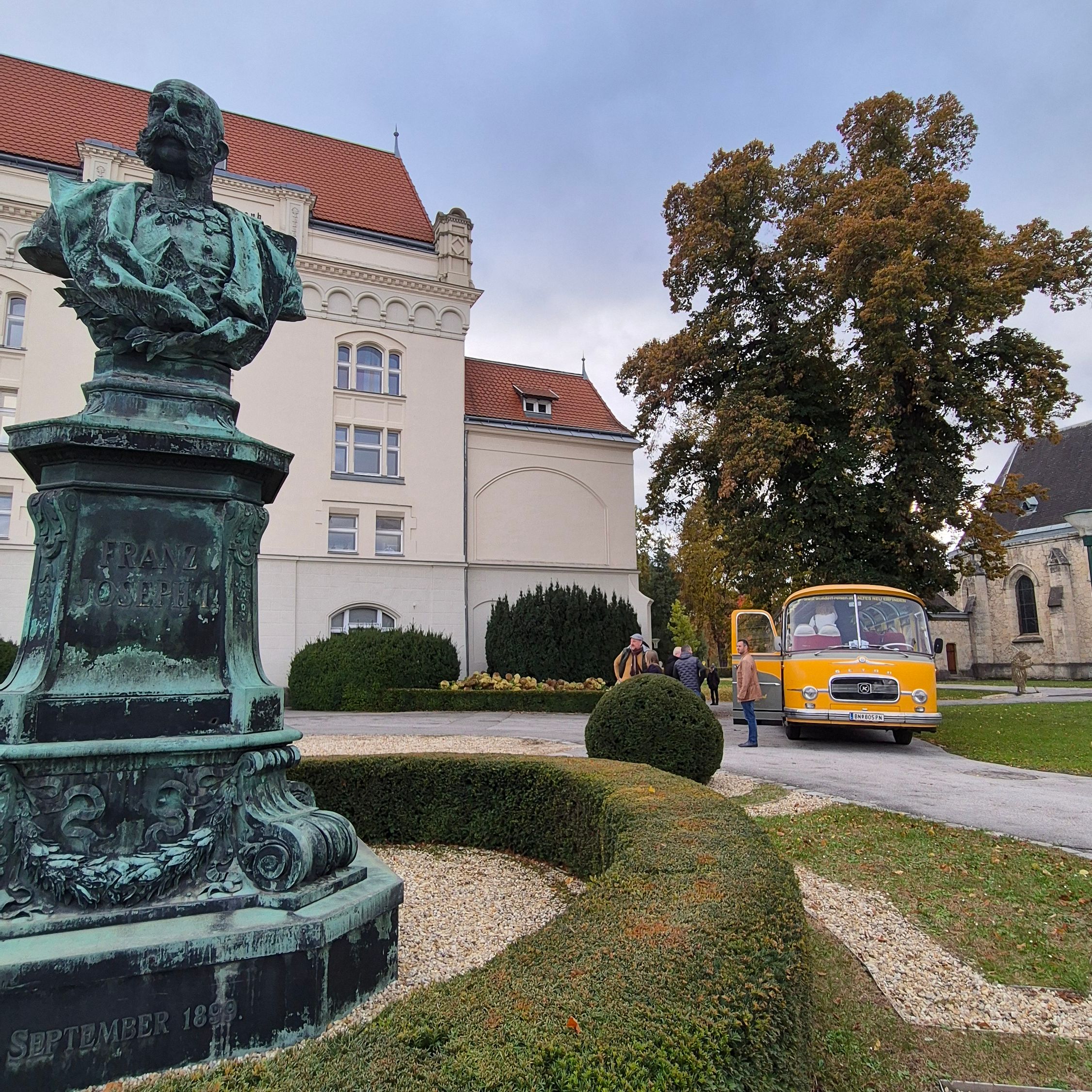 Oldtimerbus vor dem Stadttheater Berndorf mit Krupp Statue