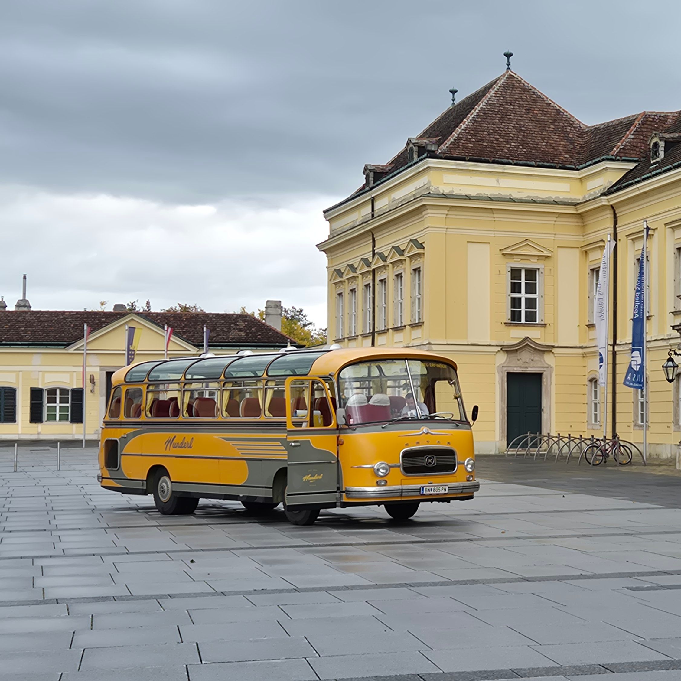 Oldtimer Bus vor dem Schloss Laxenburg