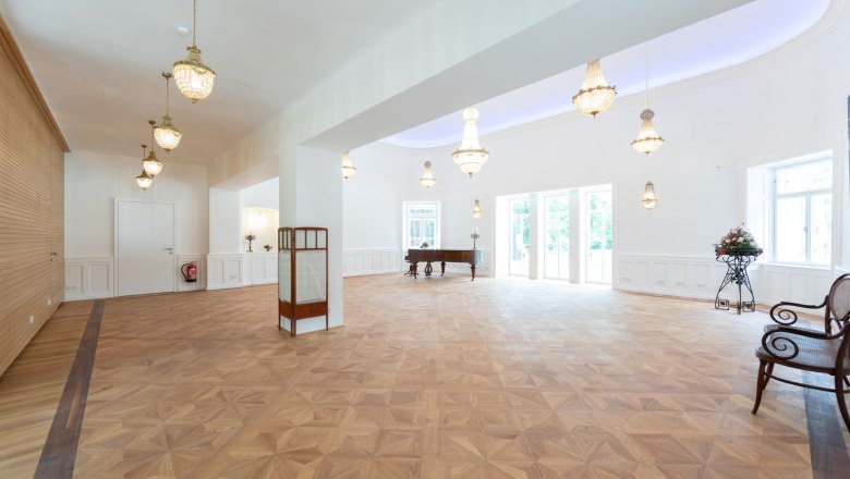 Der edle, lichtdurchflutete Saal lässt keinen Wunsch für Ihre individuellen Bedürfnisse offen., © Schloss Schönau Management KG