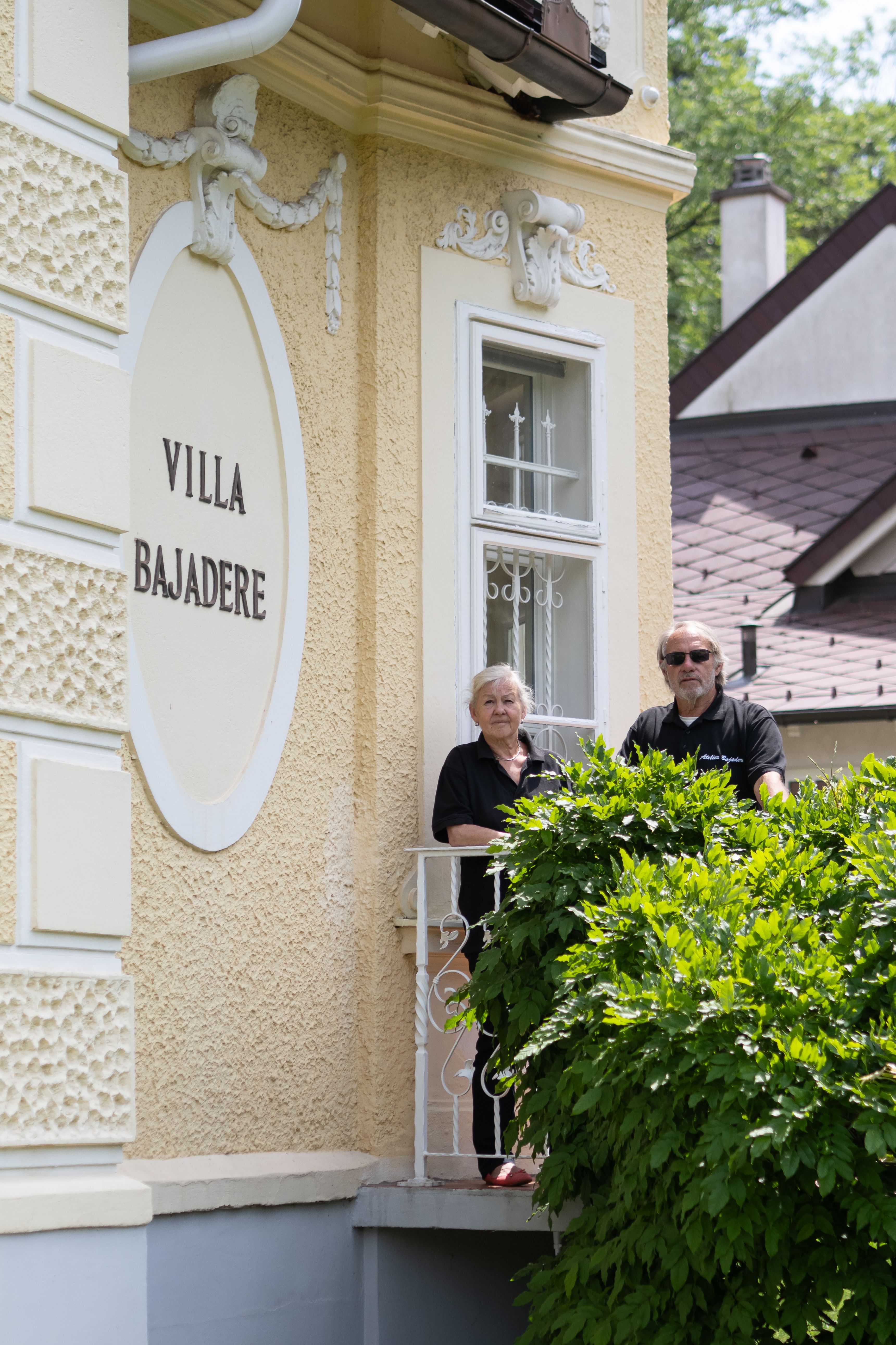 Familie Kober in ihrer Villa  Bajadere