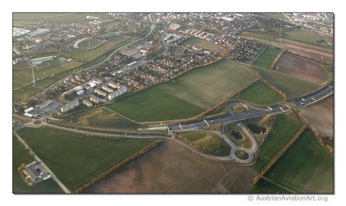 Luftaufnahme von Zwölfaxing mit Straßen, Feldern und Gebäuden.