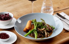 Rehragout mit Erdäpfelcroquetten, © Weinland Thermenregion/Daniel Nuderscher