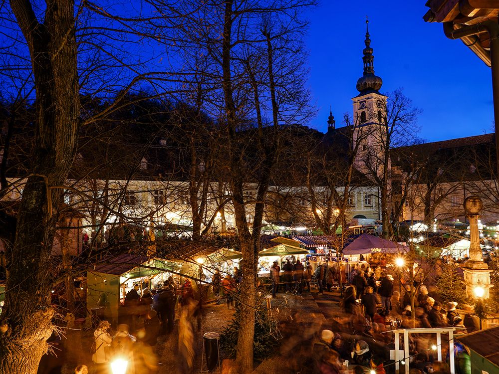 Adventstimmung rund um das Stift Heiligenkreuz, Dämmerung und viele Stände.