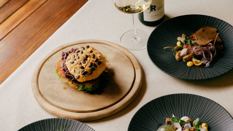 Gourmet-Gerichte auf einem Tisch mit Wein.