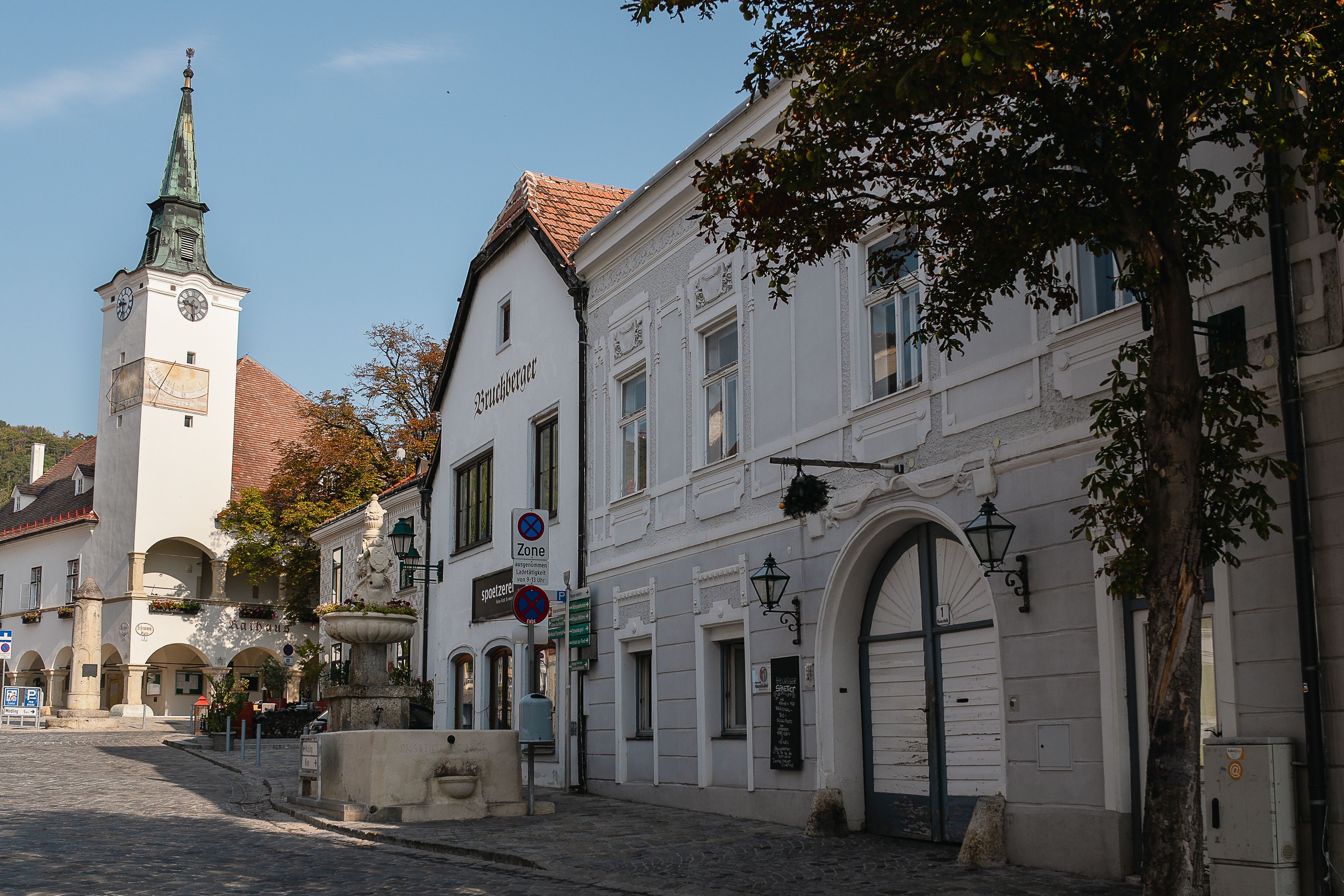 Die Außenfront des Heurigen spaetrot: historisches Gebäude in warmen Farbtönen im Ortszentrum von Gumpoldskirchen.